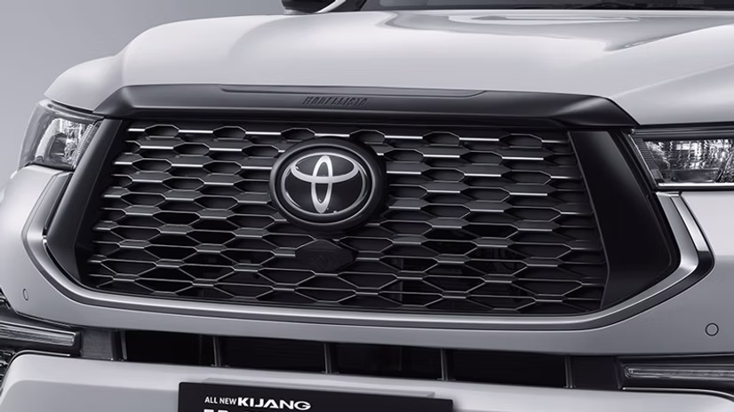 toyota-innova-zenix-hybrid-gril-depan